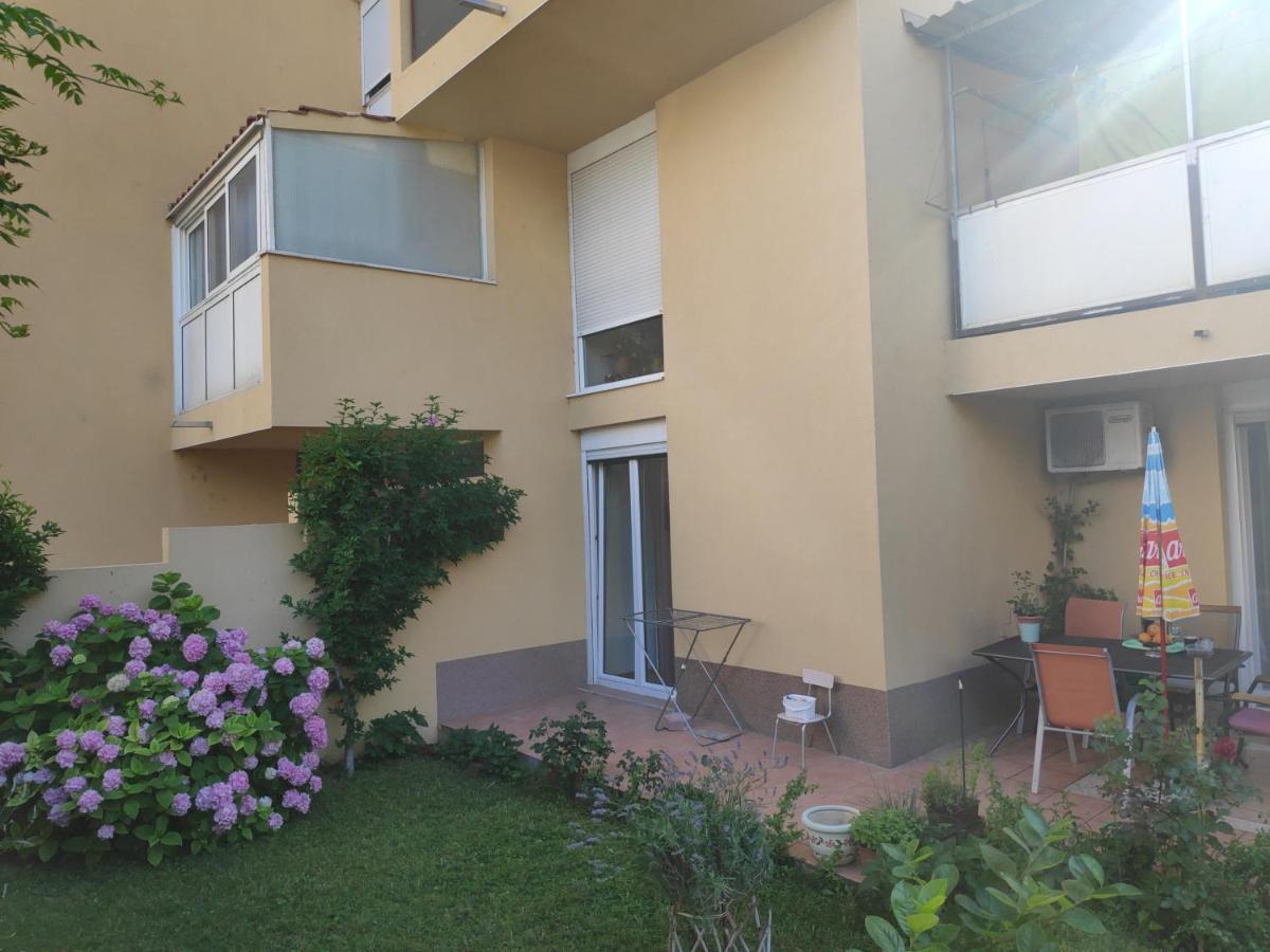Spacious Apartment With Big Garden Near Beach スプリト エクステリア 写真