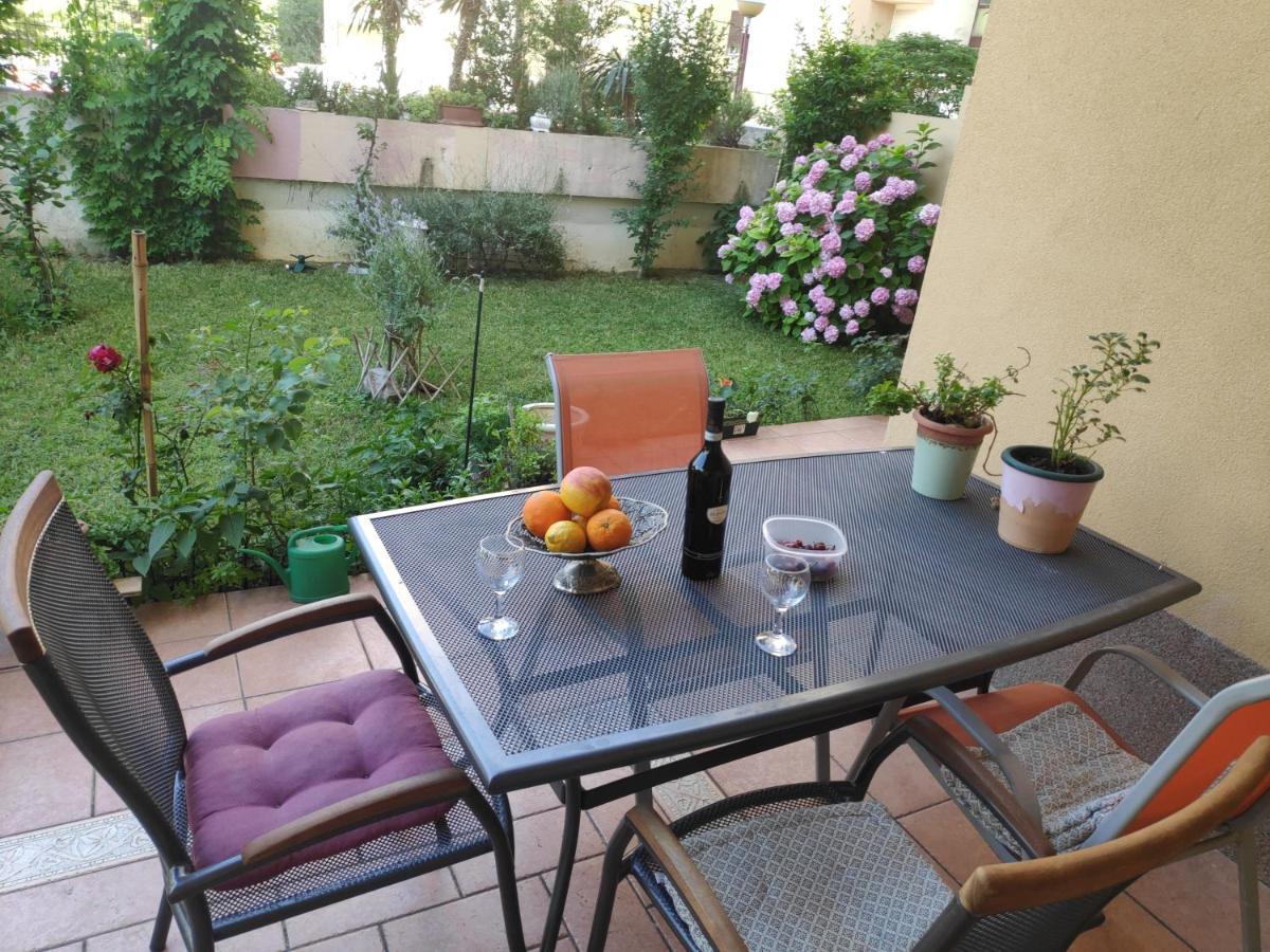 Spacious Apartment With Big Garden Near Beach スプリト エクステリア 写真