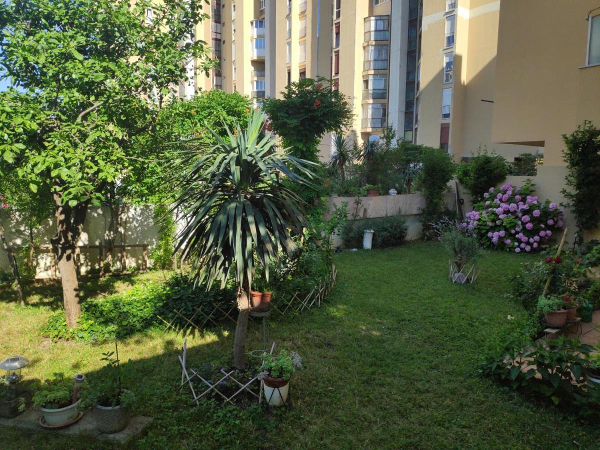 Spacious Apartment With Big Garden Near Beach スプリト エクステリア 写真