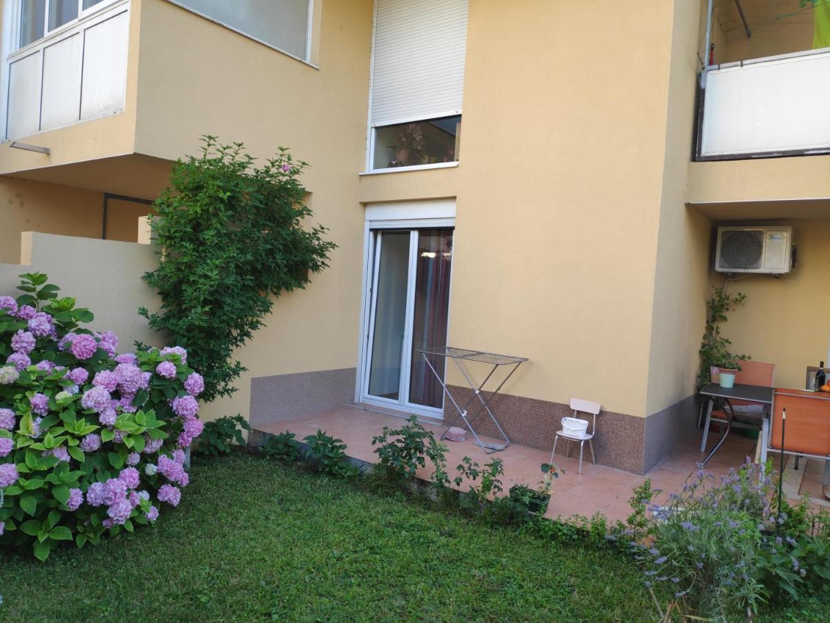 Spacious Apartment With Big Garden Near Beach スプリト エクステリア 写真